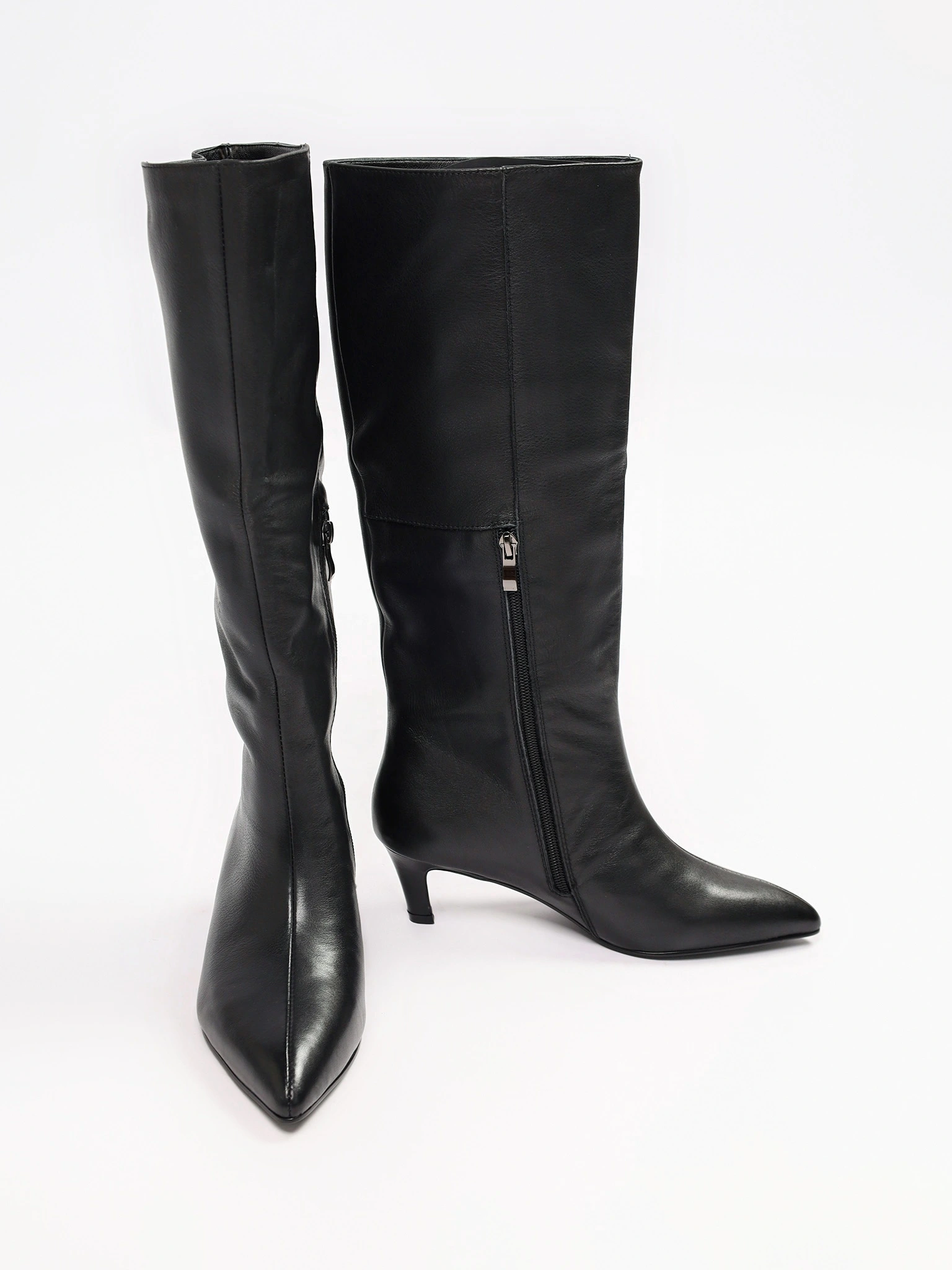 Сапоги черного цвета на среднем каблуке